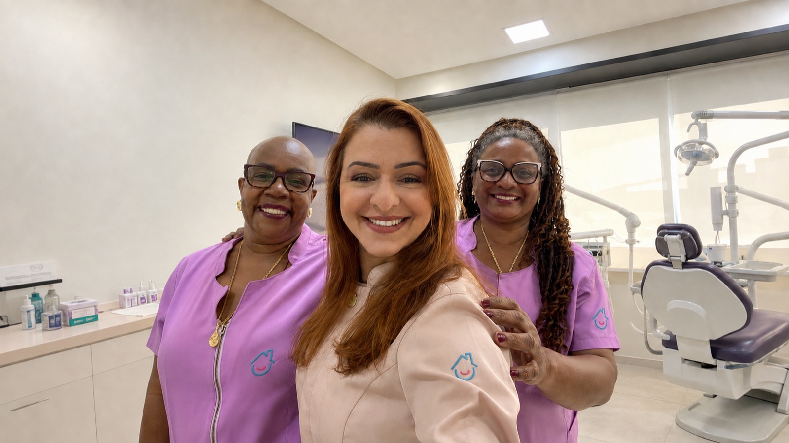 Dra. Diana Valadares com Cleuza e Bárbara, auxiliares da Dental Home